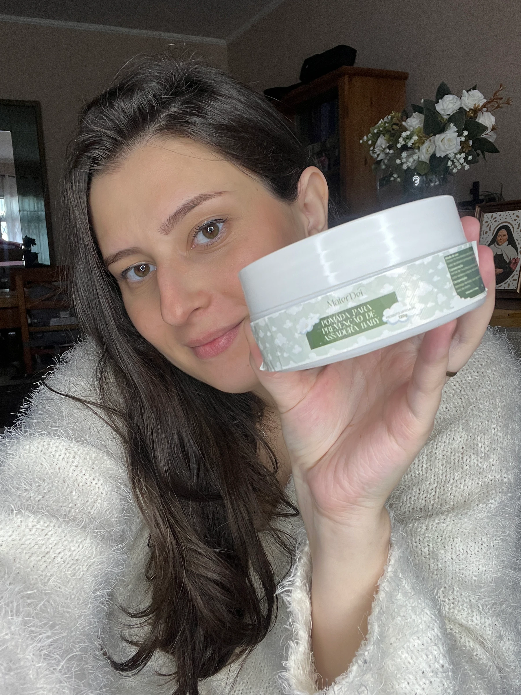 Gabi apresenta um produto de beleza em casa