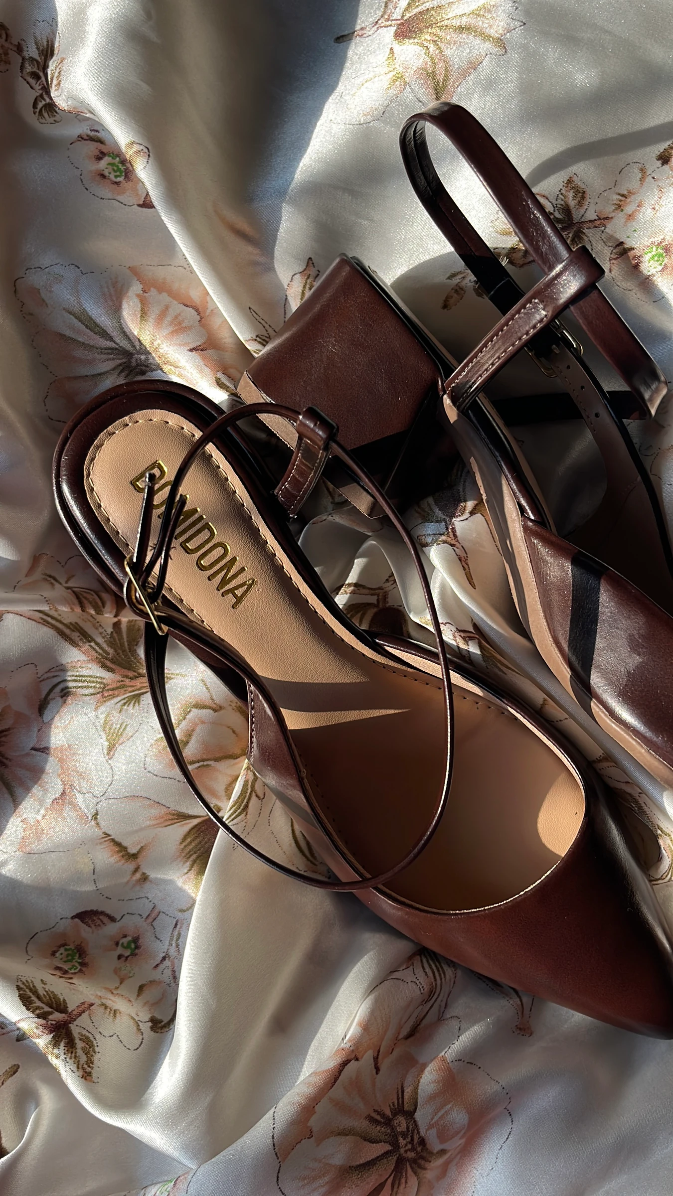 Gabi se prepara para usar uma sapatilha preta Domidona