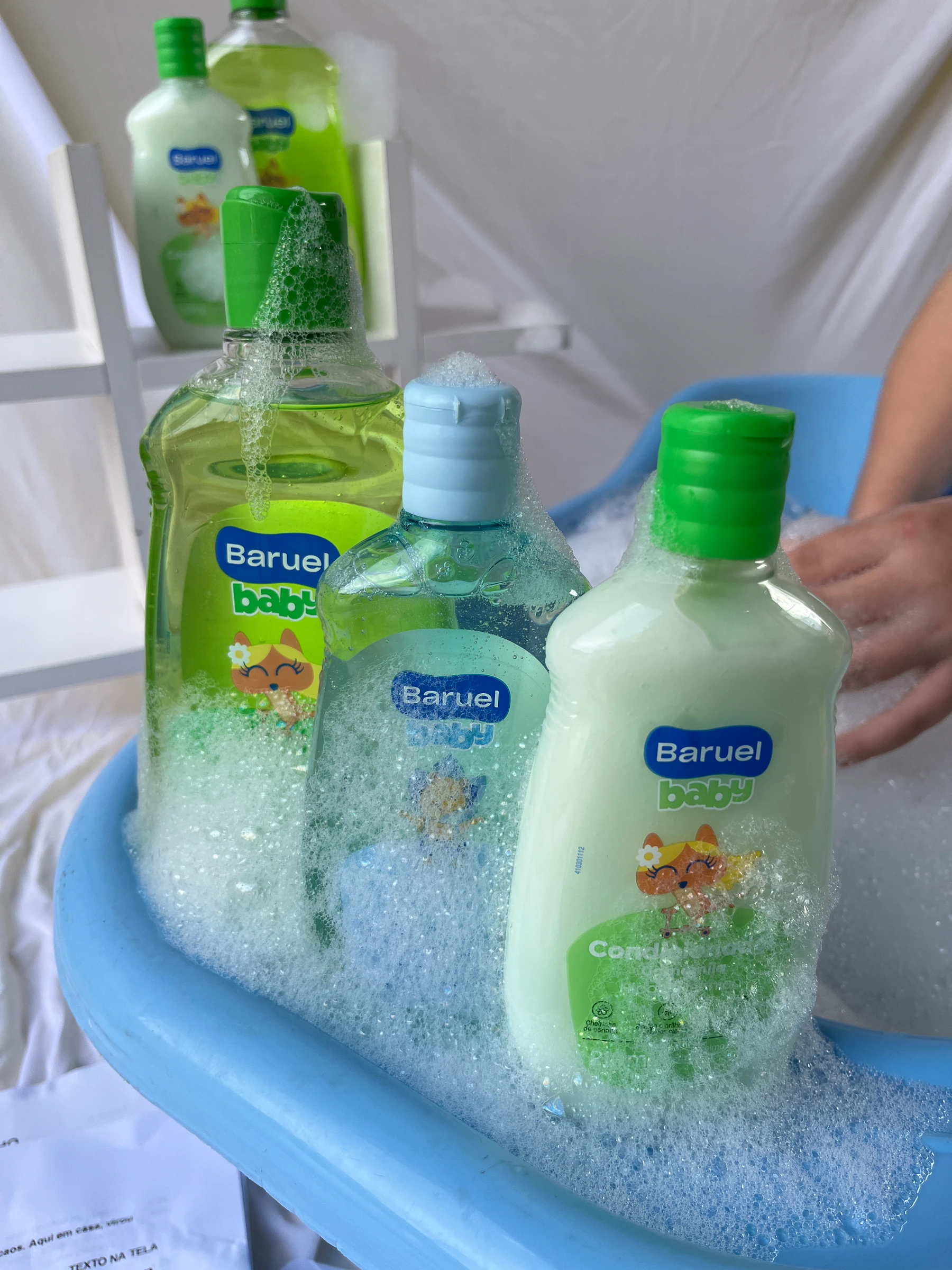Produtos Baruel Baby entre a espuma do banho.
