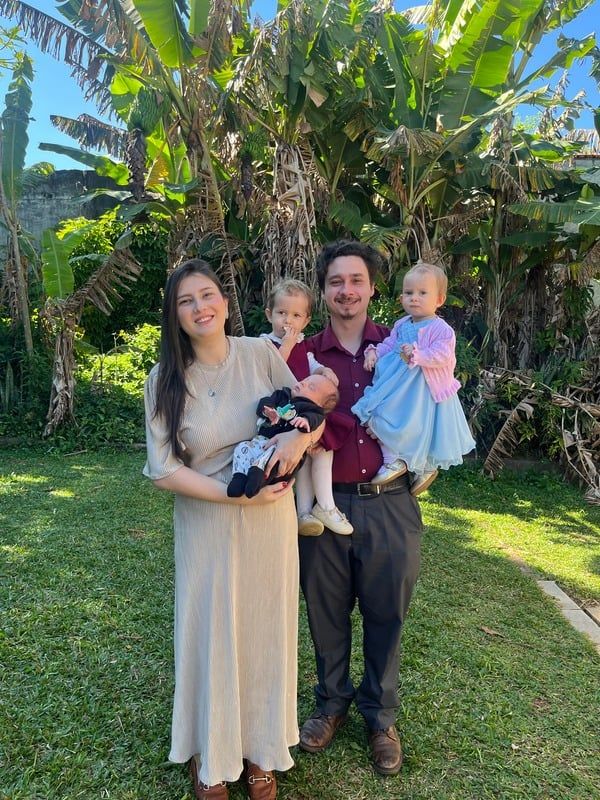 Gabi com o marido e os três filhos em um momento em família