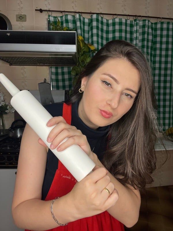 Gabi preparando uma receita na cozinha
